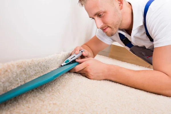 Man Cutting Carpet — Stock Photo, Image