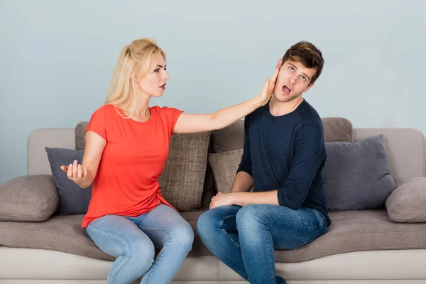 Mujer abofeteando hombre — Foto de Stock