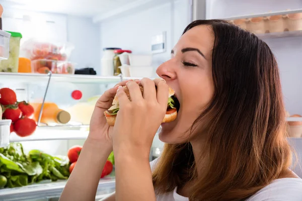 Donna che mangia hamburger — Foto Stock