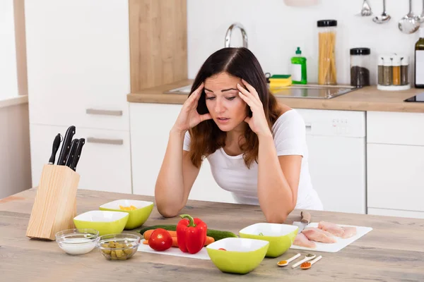 Ongelukkig vrouw in keuken — Stockfoto