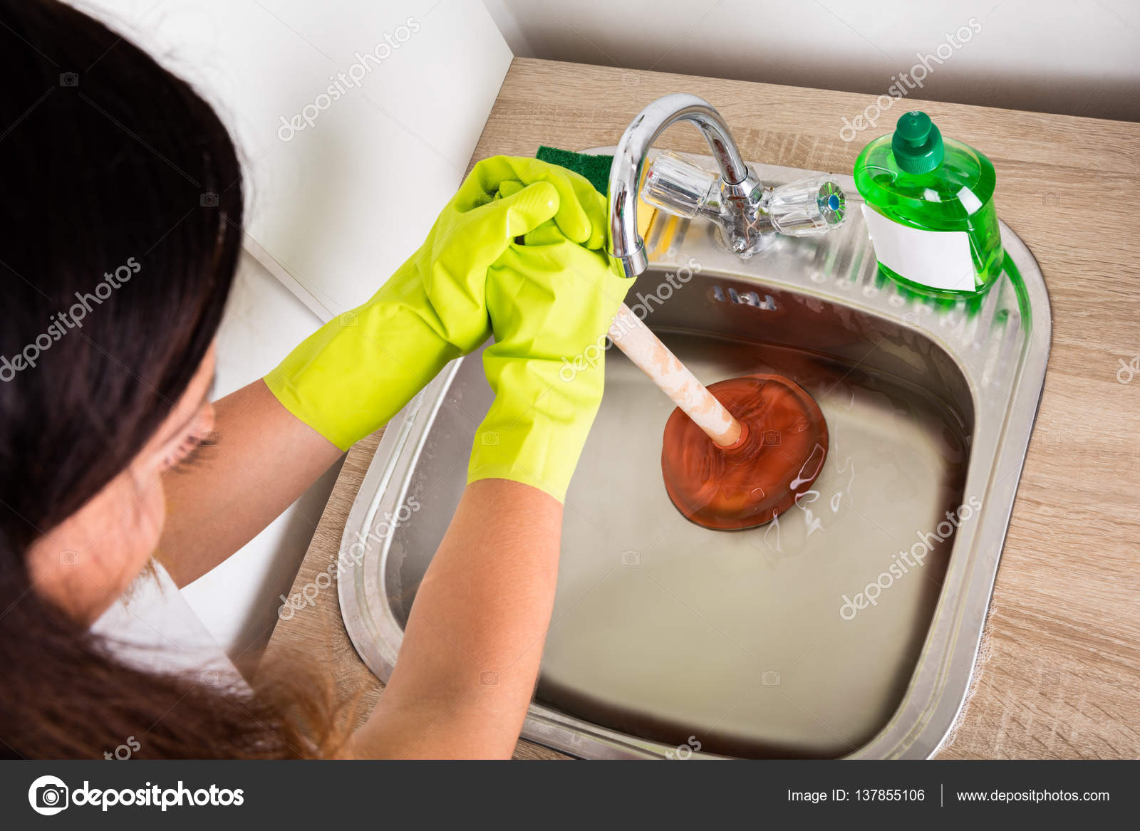 Чем можно хорошо почистить. Чем можно хорошо почистить. Чистка кухонной вытяжки от жира. Можно перекисью протереть золотые сережки. Как почистить серебро.