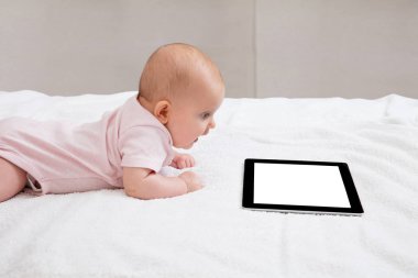 Bebek ile dijital tablet