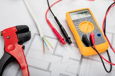 Planı üzerinde dijital multimetre