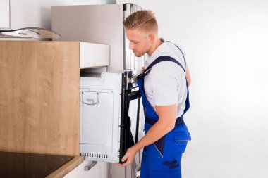 Teknisyen fırın tamiri