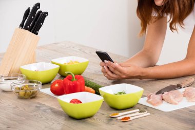 Akıllı telefon kullanan kadın