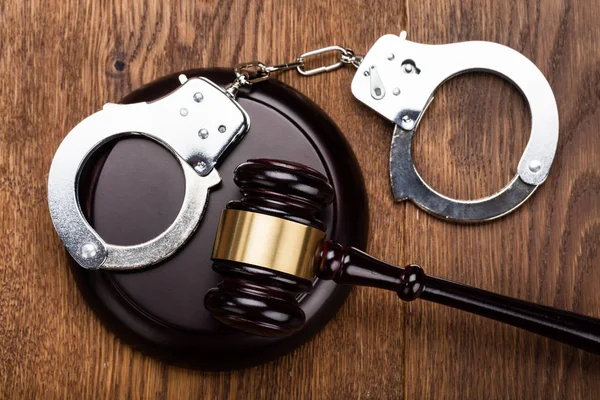 Gavel And Handcuffs On Desk — Stock Photo, Image