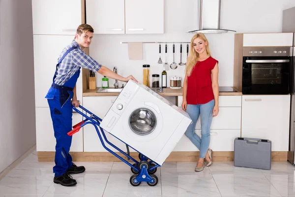 Mannelijke werknemer uitvoering wasmachine — Stockfoto