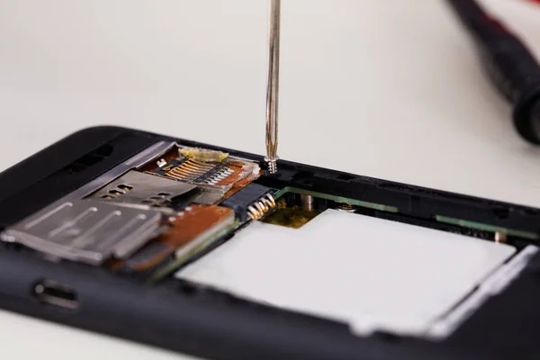 Mozgatható telefon-val csavarhúzó — Stock Fotó