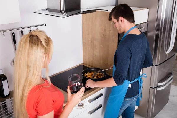 Mulher olhando para o marido se preparando — Fotografia de Stock