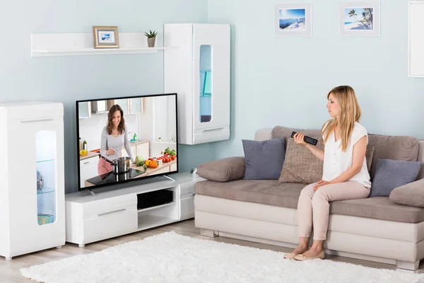 Mulher assistindo televisão — Fotografia de Stock