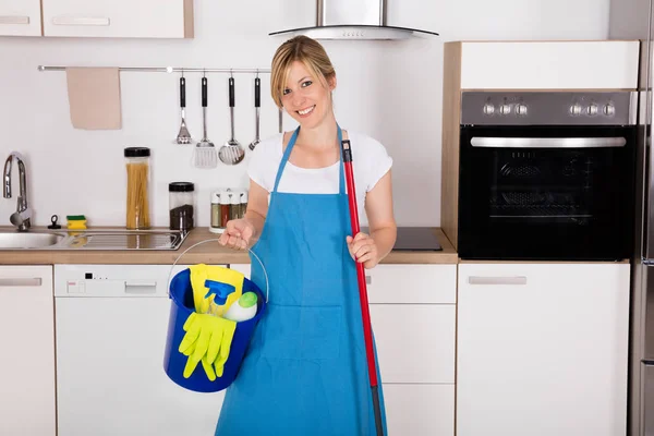 Housemaid Segurando Equipamentos de Limpeza — Fotografia de Stock