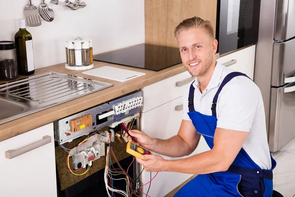 Technicus controleren vaatwasser — Stockfoto