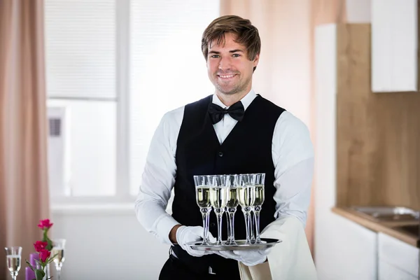 Servitören anläggning fack champagne — Stockfoto