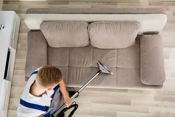 Férfi takarítás kanapé — Stock Fotó