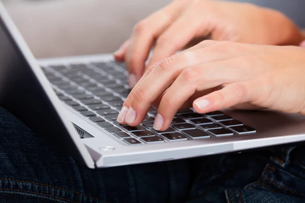Ręka osoby na laptopie — Zdjęcie stockowe