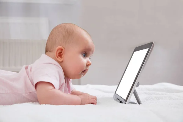 Ребёнок с цифровым планшетом — стоковое фото