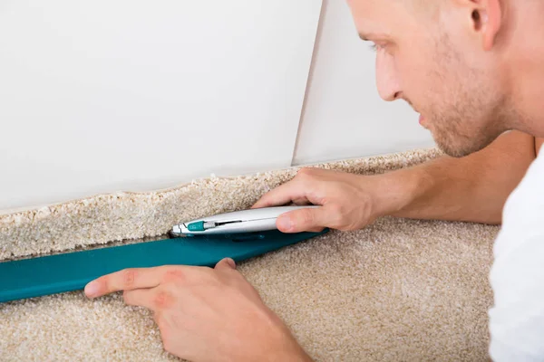 Man Cutting Carpet — Stock Photo, Image