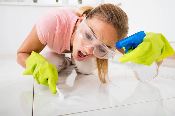 Woman Removing Stain — Stock Photo, Image