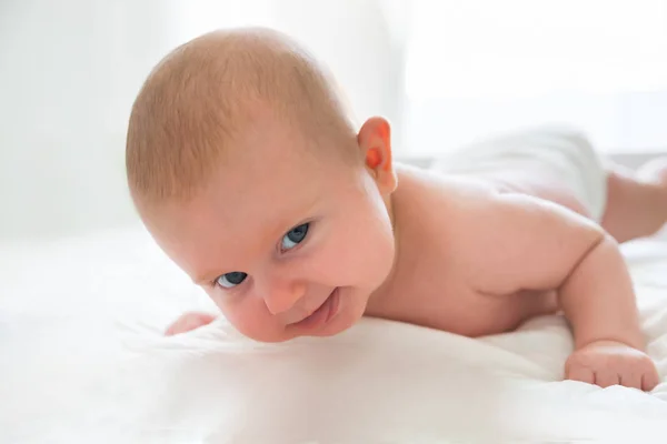 Bebê brincando na cama — Fotografia de Stock