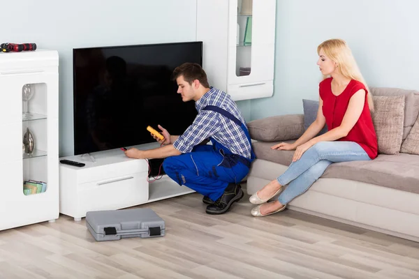 Technika naprawy telewizji w domu — Zdjęcie stockowe