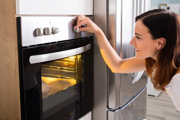 Frau brät Hühnerfleisch — Stockfoto