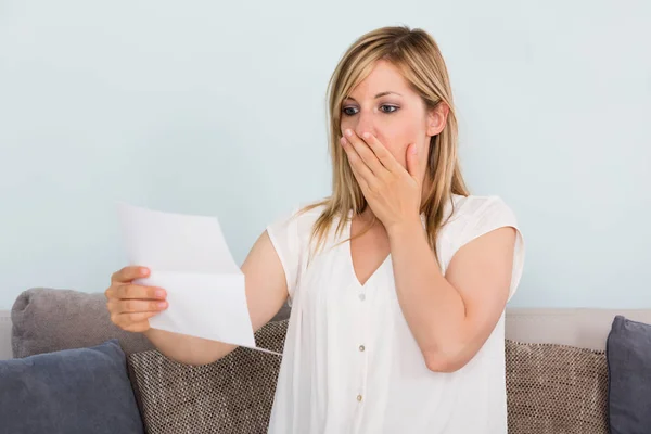 Mujer leyendo carta —  Fotos de Stock