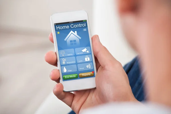 Person använder Home Control — Stockfoto