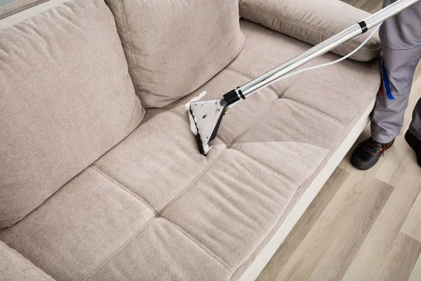Person putzt Sofa — Stockfoto