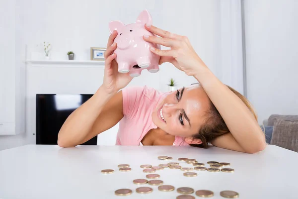 Nő ürítés Piggybank megtakarítások — Stock Fotó