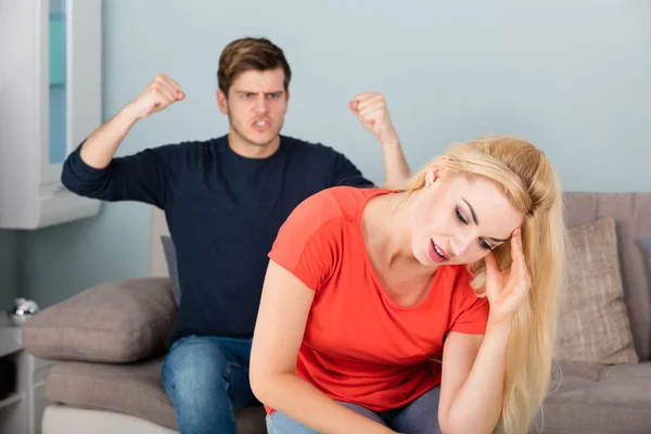 Homem gritando à esposa — Fotografia de Stock