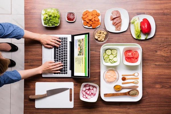 Frau benutzt Laptop in Küche — Stockfoto