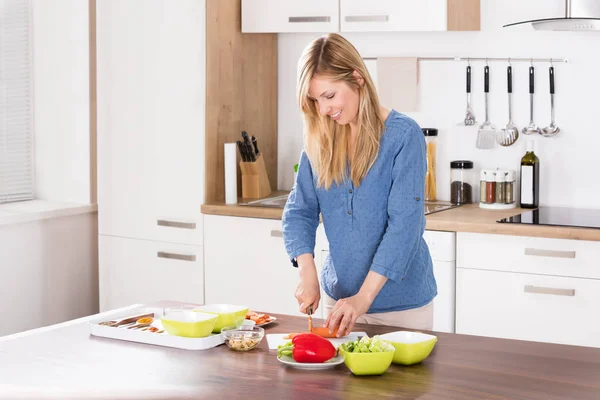 Frau schneidet Gemüse — Stockfoto