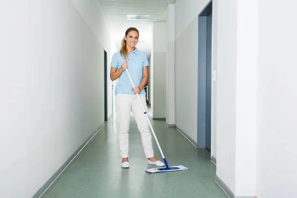 Conciërge schoonmaken verdieping — Stockfoto