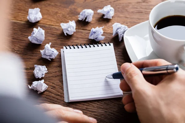 Geschäftsmann mit Bleistift — Stockfoto