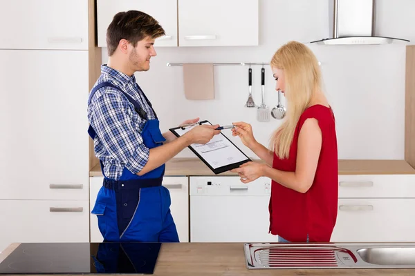 Plumber Showing Woman Repair Invoice — Stock Photo, Image