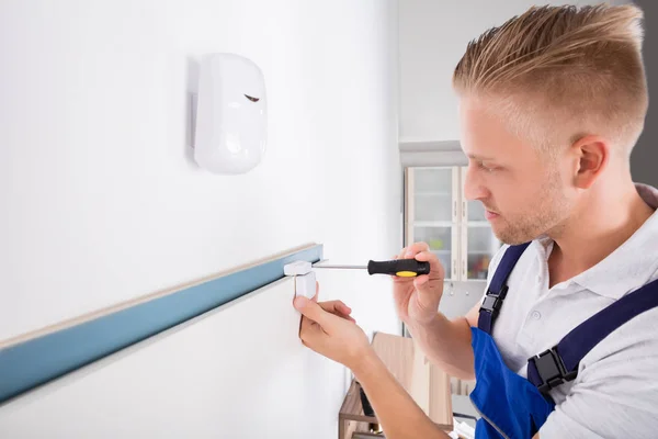 Hombre Instalación de sistema de seguridad — Foto de Stock