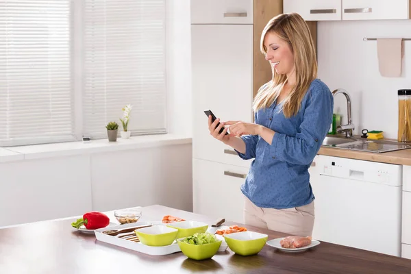 Lächelnde Frau mit Handy — Stockfoto