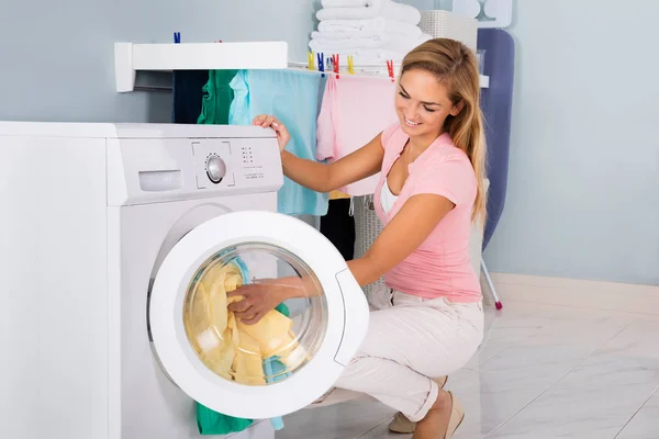 Mulher colocando roupas — Fotografia de Stock