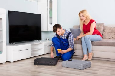 Teknisyen yükleme Tv seti