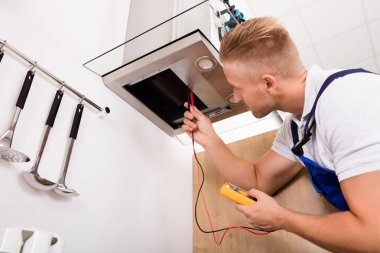 Teknisyen kontrol aspiratör filtre