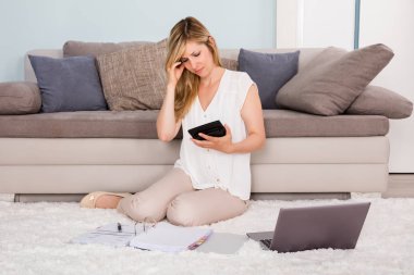 genç kadının vergiler yapması