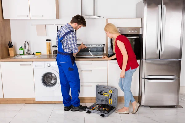 Reparateur onderzocht houtkachel — Stockfoto