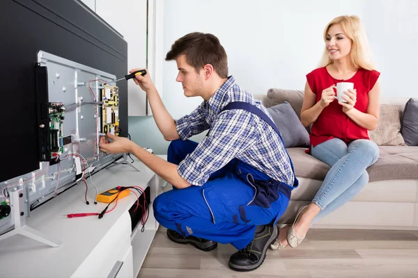 Técnico Reparação de Televisão Em Casa — Fotografia de Stock