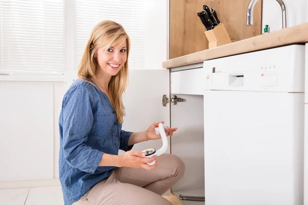 Woman Holding Sink Pipe — Stock Photo, Image