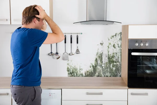 Shocked Man Seeing Mold — Stock Photo, Image