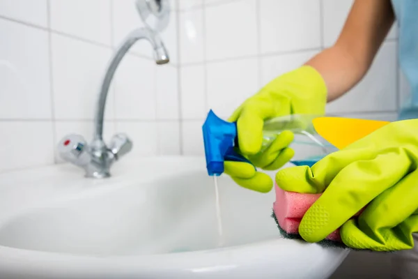 Pessoa que aplica o detergente — Fotografia de Stock