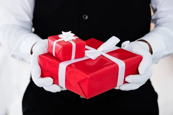 Cameriere Holding regalo — Foto Stock