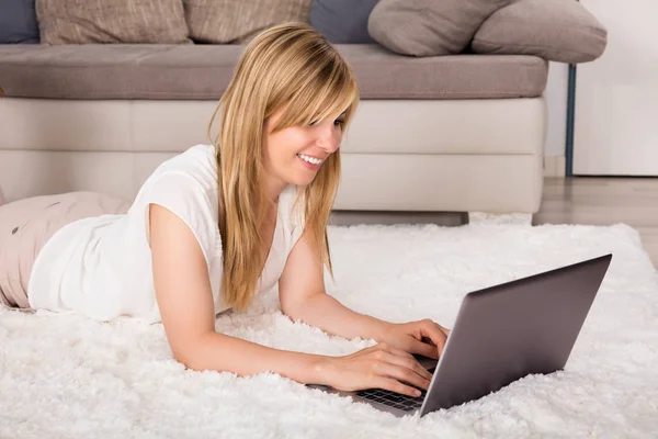 Jovem mulher usando laptop — Fotografia de Stock