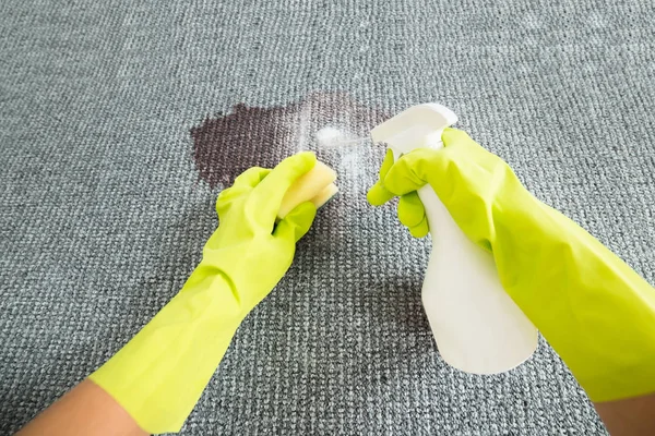Detergente de pulverización de persona — Foto de Stock