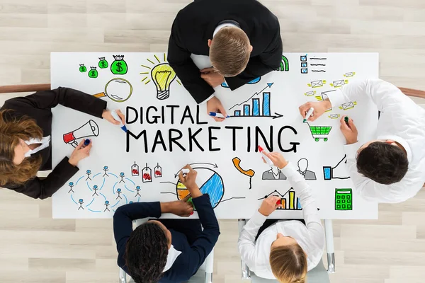 Visão Ângulo Alto Empresários Que Desenham Diagrama Marketing Digital Mesa — Fotografia de Stock